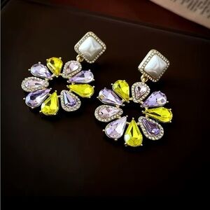 🆕Sadia crystal floral design earrings for pierced ears. Multicolor stones. 🌼🌼